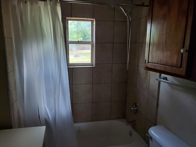 Building Photo - 2 bed 1 bath house with central heat and a...