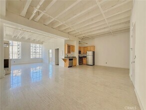 Building Photo - 312 W 5th St