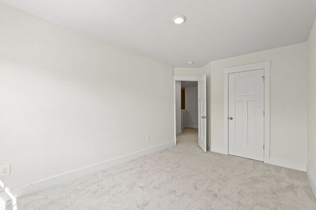 Building Photo - Charming 3-Bed Townhouse with Granite Touc...