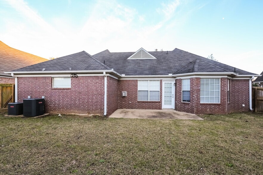 Building Photo - 7135 Maple Grove Rd