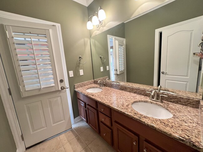 Building Photo - MARKET COMMON - 3 BEDROOM, 2.5 BATH HOME A...