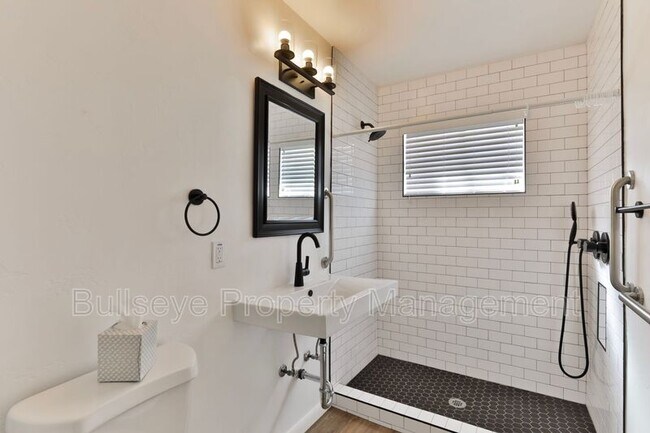 Building Photo - 2129 W Weldon Ave