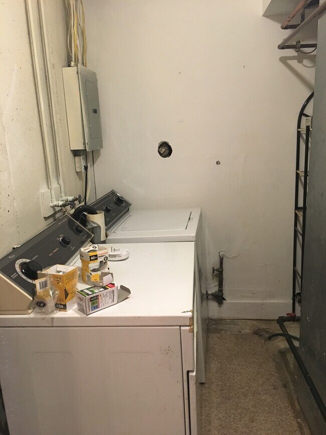 Building Photo - Wonderfully Remodeled Tri Level 3BR/2BTH S...