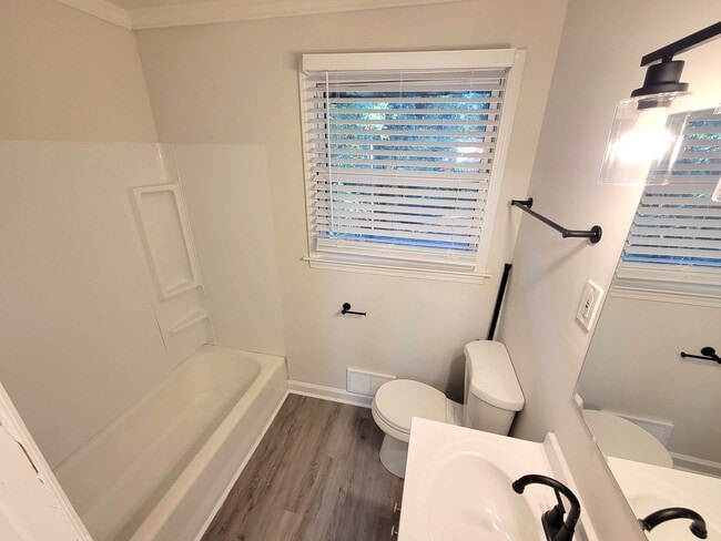 Building Photo - Brick Ranch in Yorkmount Area near Tyvola