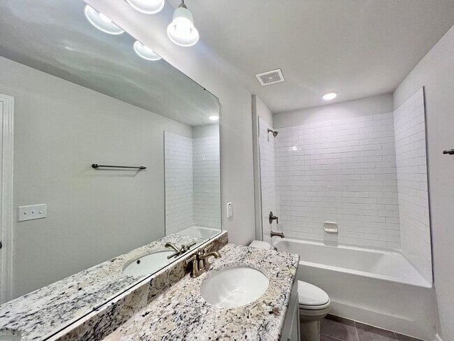 Building Photo - 812 McKenzie Pk Ter