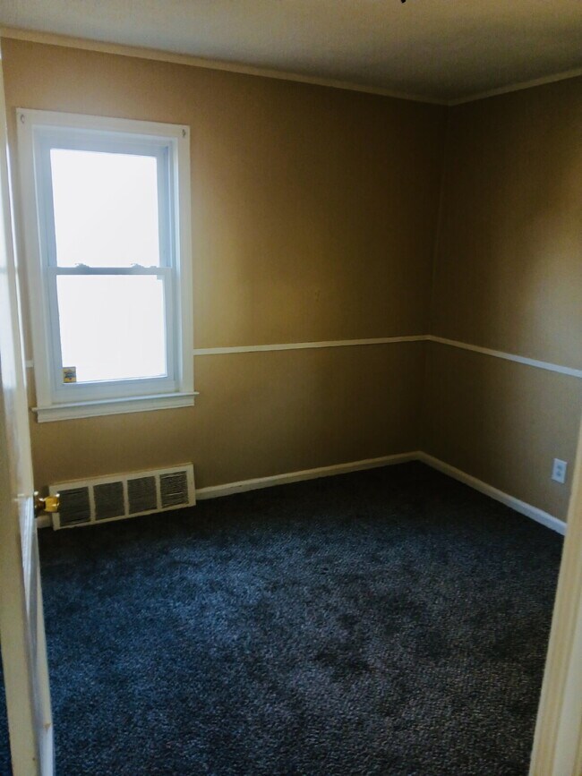 Building Photo - 21465 Syracuse Ave