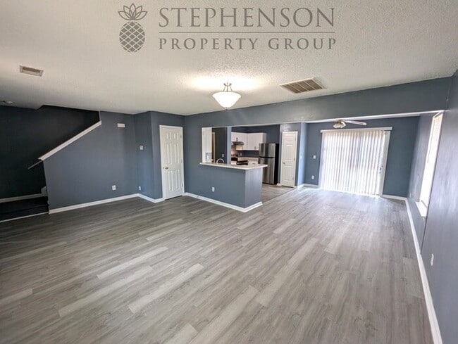 Building Photo - 3 bed 2 bath LVP Floors