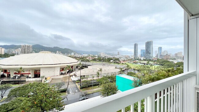 Building Photo - MOVE-IN READY 1 BED/1 BATH/1 PRKG IN 909! ...