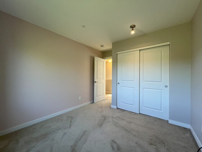 Building Photo - Modern 4-Bedroom Home on Large Corner Lot ...
