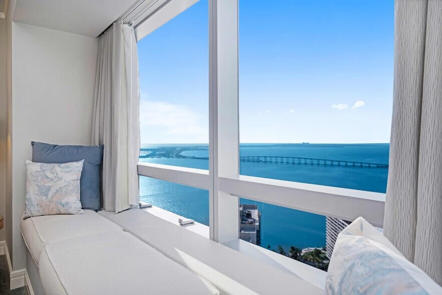 Building Photo - 1435 Brickell Ave