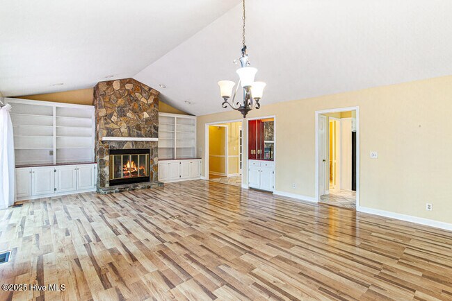 Building Photo - 176 Devonshire Ave W