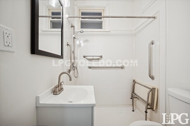 Building Photo - 950 Oak St