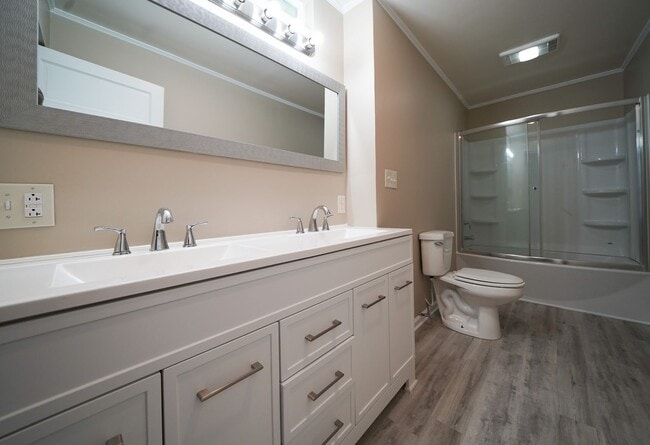 Building Photo - 3 bed 2 bath Updated Bungalow - Private ba...