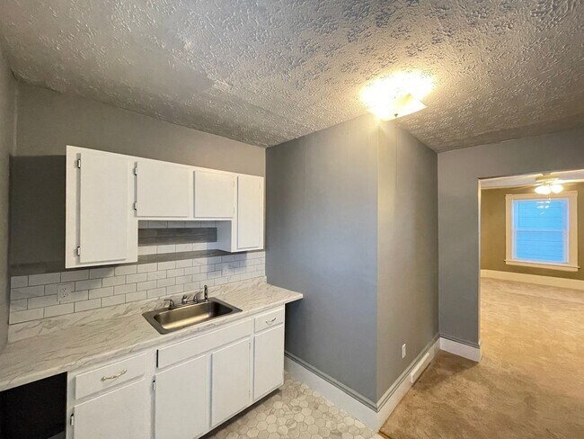 Building Photo - 601 Hevey St