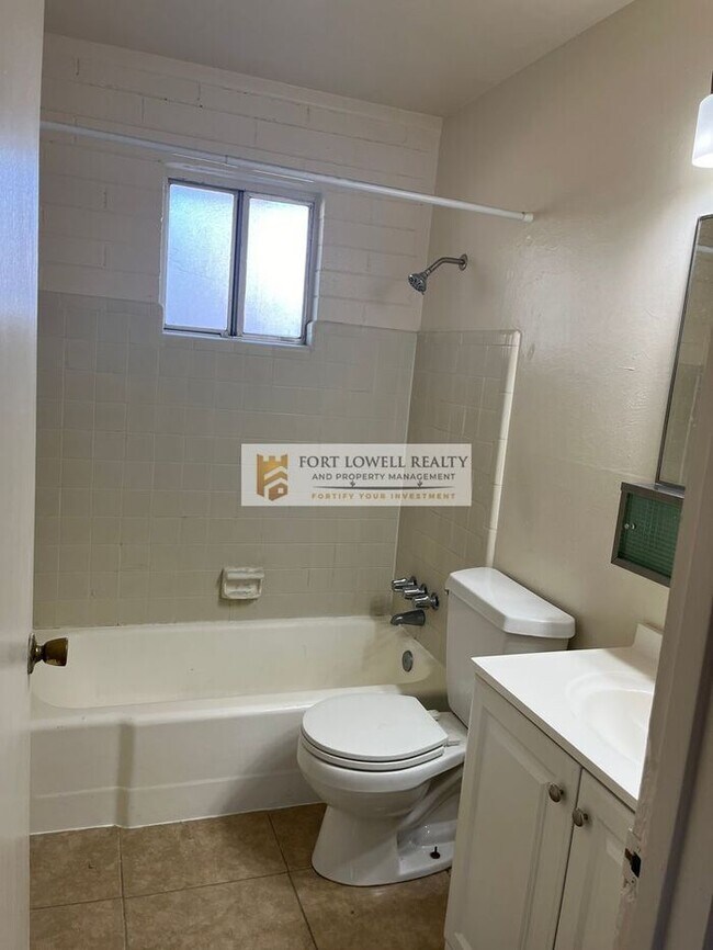 Building Photo - 2 bed 1 bath, private patio, w/d on site