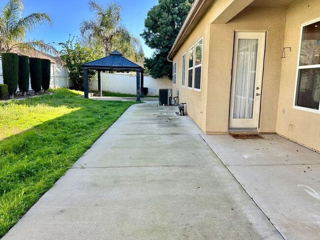 Building Photo - $2,295 Locan & Gettysburg, 4 Bedroom Home - Rialto Ave, Clovis