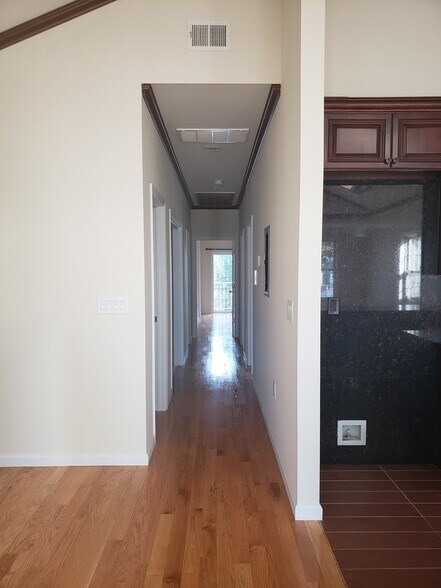 Building Photo - 213 Pearsall Ave