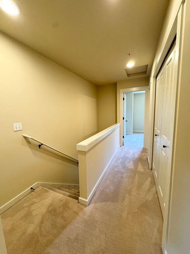 Building Photo - Spacious 2 bedroom 2 1/2 bath Plus Den  to...
