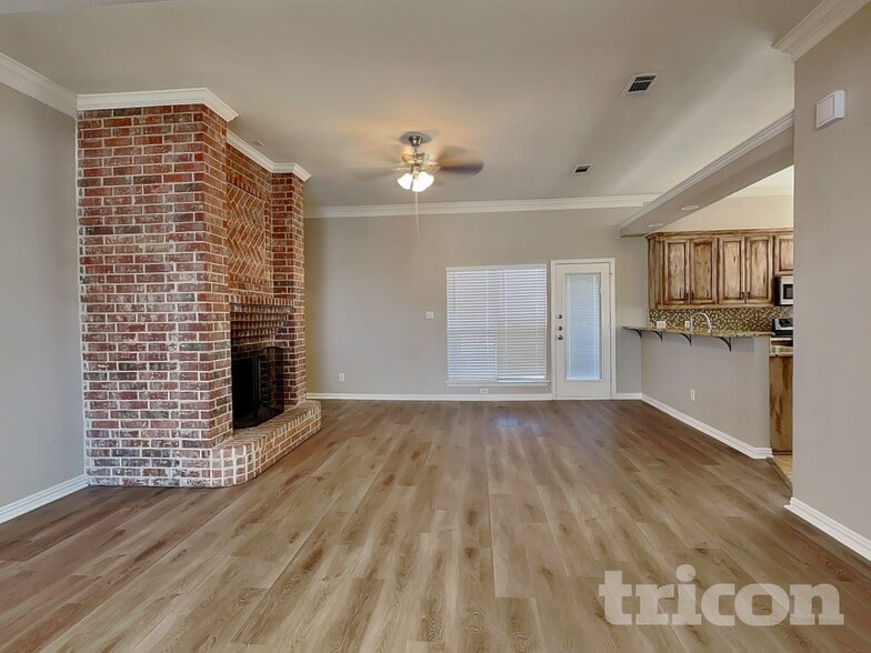 Building Photo - 709 W Park Dr