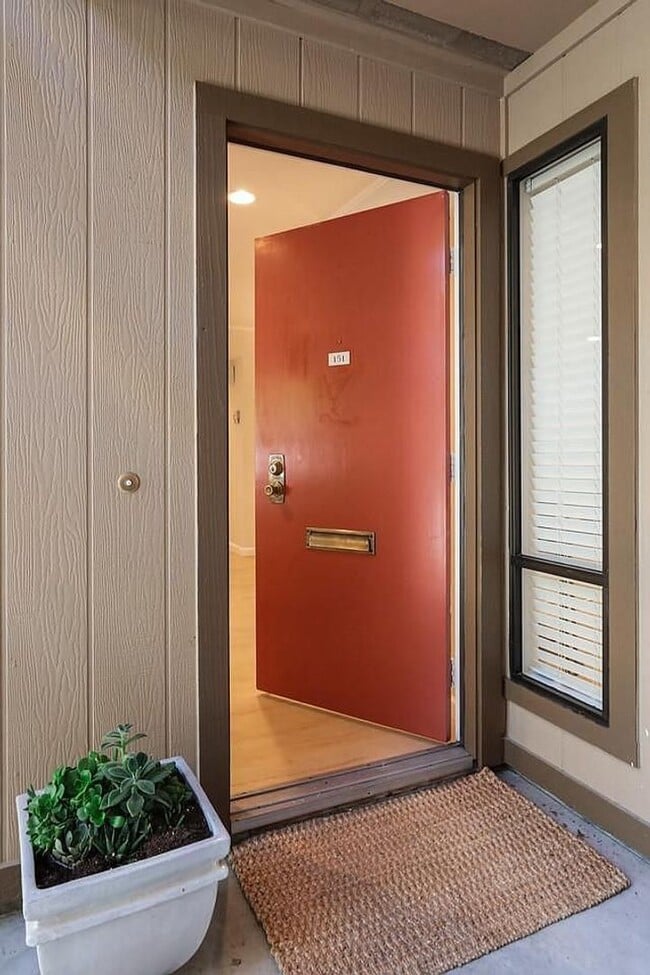 Building Photo - Beautiful and very Spacious 1BR 1BA Condo in Mountain View