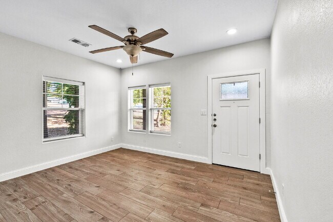 Building Photo - "Charming 3-Bed, 2-Bath Denison Home with Elegant Granite Countertops!"