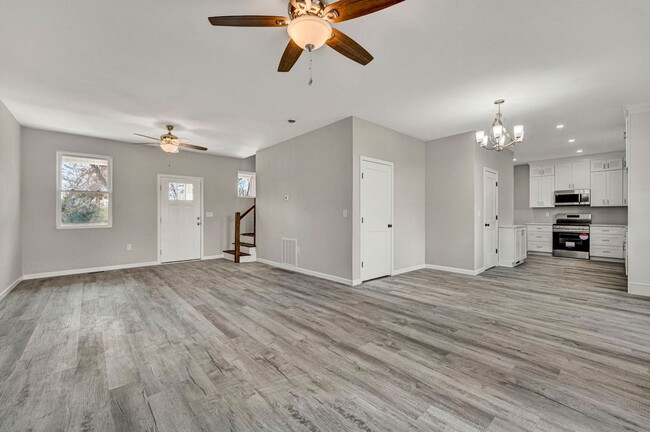 Building Photo - Stunning 4 Bedroom Home in Laurens
