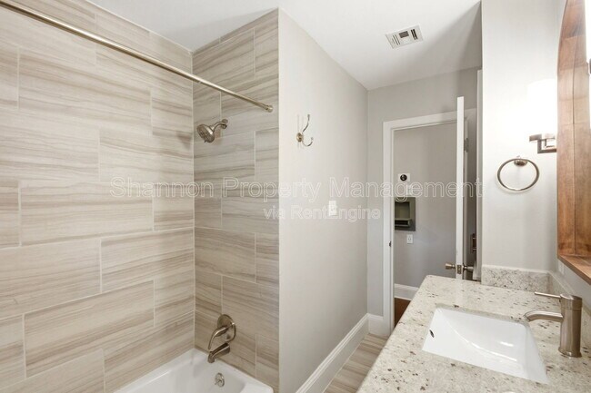 Building Photo - 2207 Saxon Dr