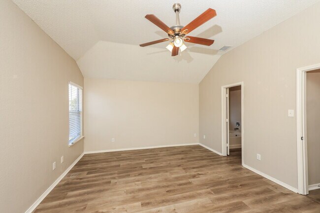 Building Photo - 1203 Hampton Dr