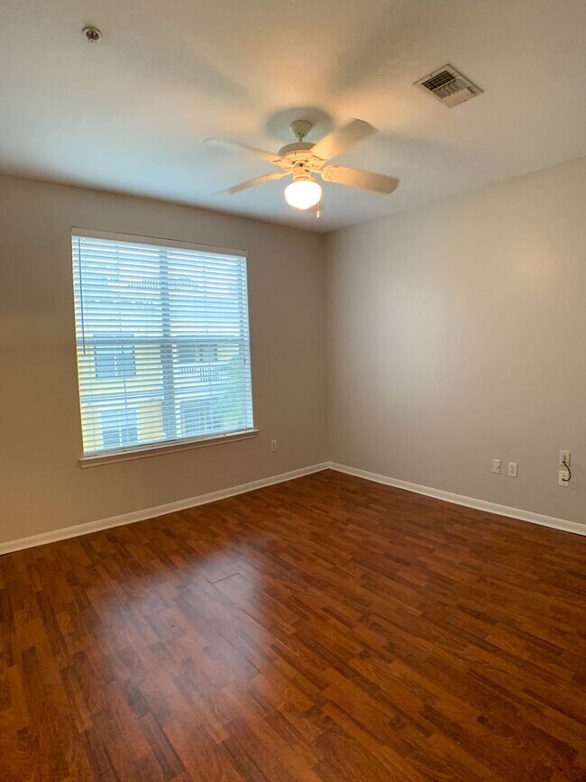 Building Photo - New listing 2/2 with pool view