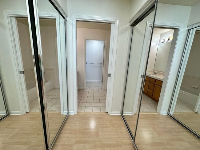 Building Photo - Hamilton 3+bd/2.5bth Townhome w/Den