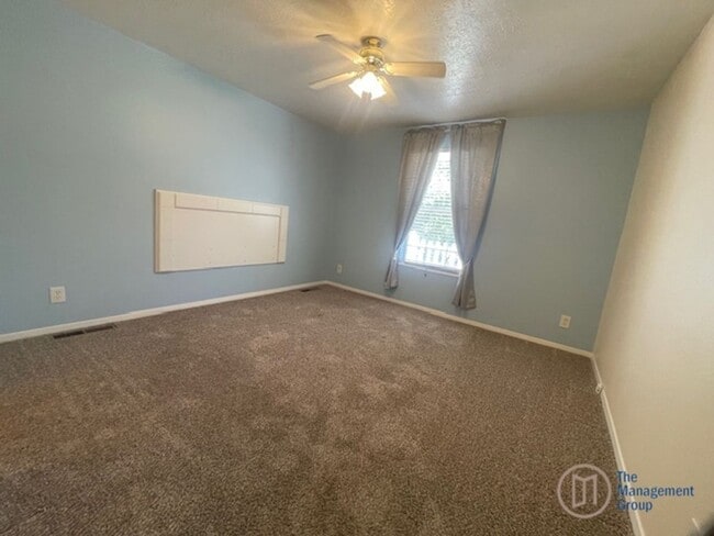 Building Photo - Springtree Condo