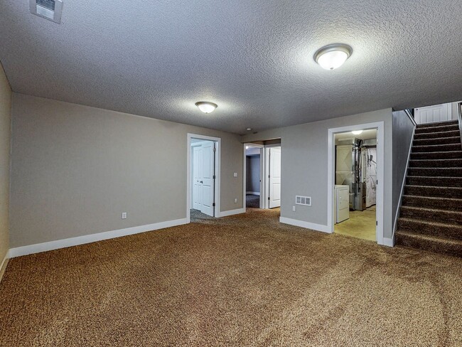 Building Photo - 411 Sunflower Dr