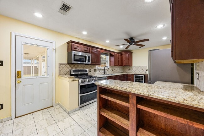 Building Photo - 18311 Oak Hampton Dr