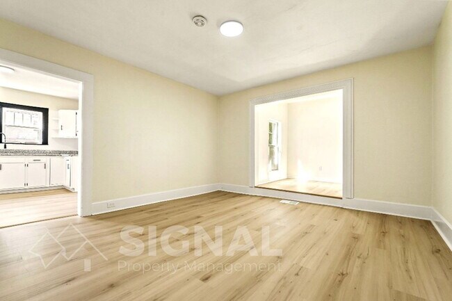 Building Photo - 425 Oak St