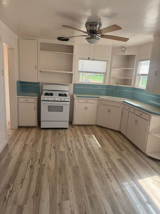 Building Photo - Charming and newly remodeled 2-bedroom, 1-...