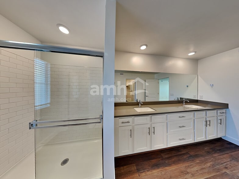 Building Photo - 9094 Henley Ave