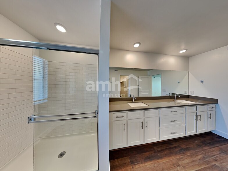 Building Photo - 9628 Harkes Dr