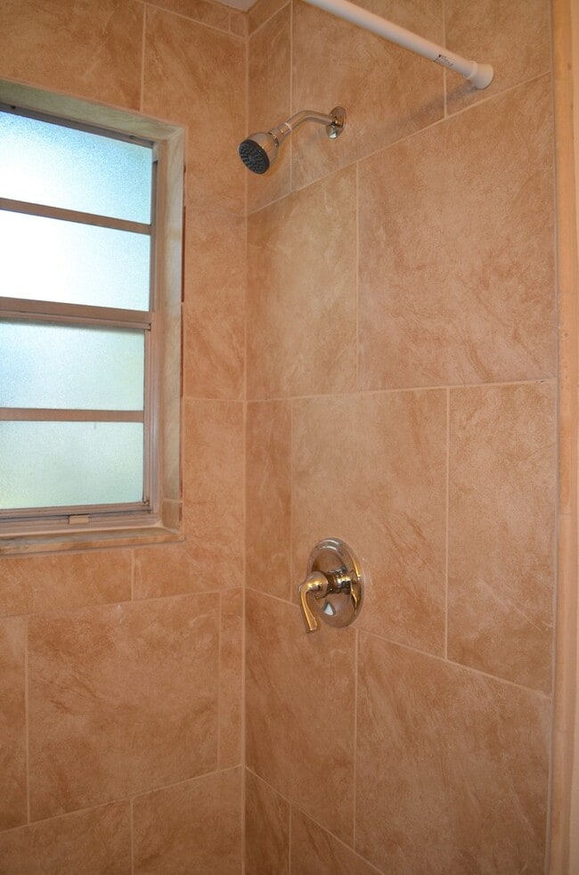 Building Photo - Beautiful upgraded home in Great Neighborhood! AVAILABLE IN DECEMBER!