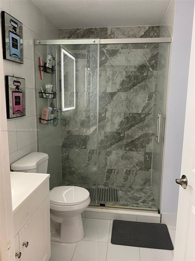 Building Photo - 833 Riverside Dr