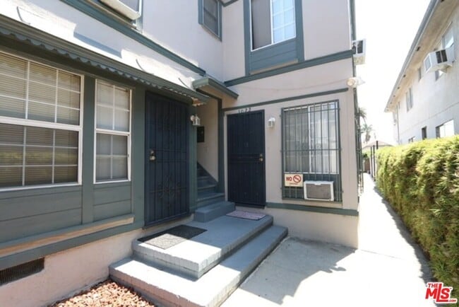Building Photo - 1022 S Norton Ave
