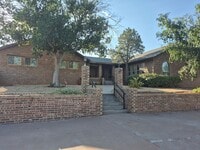 Building Photo - Spacious 4 bedroom 2 bath