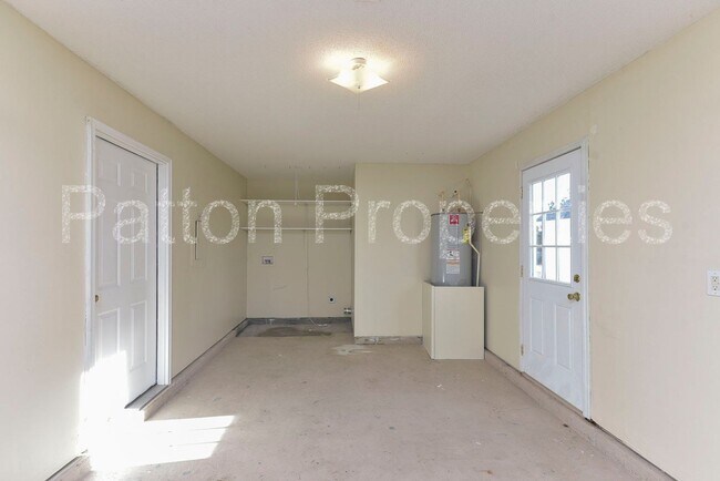 Building Photo - 295 Legend Oaks Dr