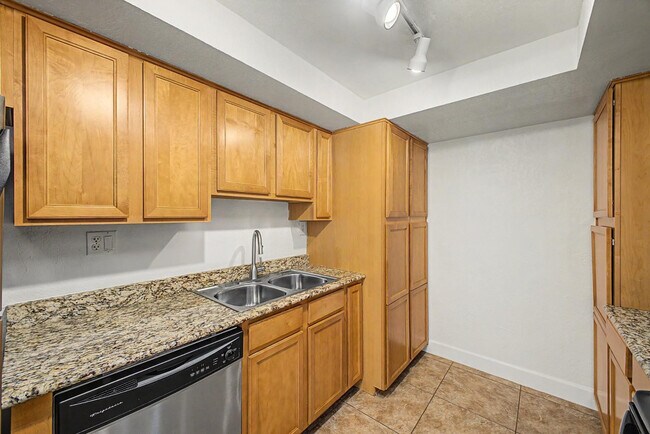 Building Photo - 3825 E Camelback Rd