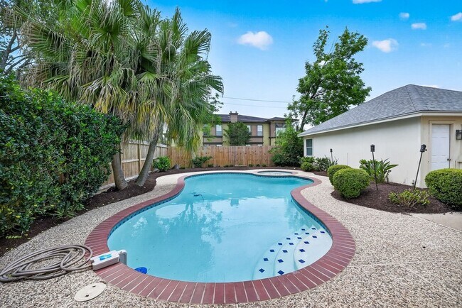 Building Photo - 2119 Palm Castle Dr
