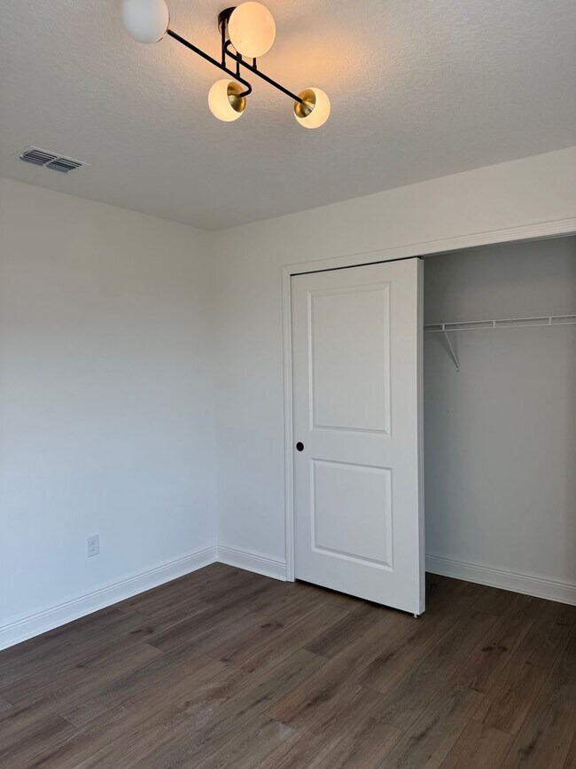 Building Photo - Beautiful 4 bedroom Home