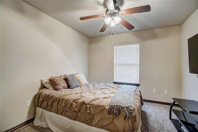 Building Photo - St James Park Home in Norman - Community Pool!  Available in April!