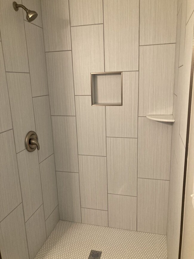 Building Photo - Newly Renovated 2 Bedroom Home!!