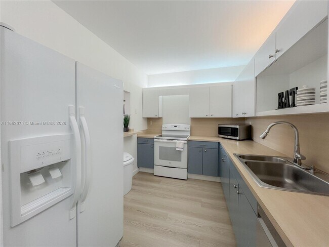 Building Photo - 101 Crandon Blvd