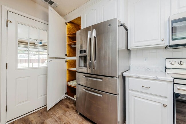 Building Photo - 104 Lupine Way