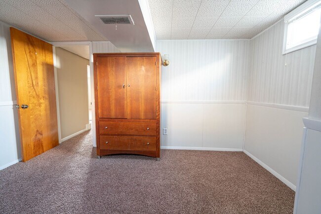 Building Photo - 3 Bed 1.5 Bath Updated Home with Private Fenced Backyard and Mountain Views